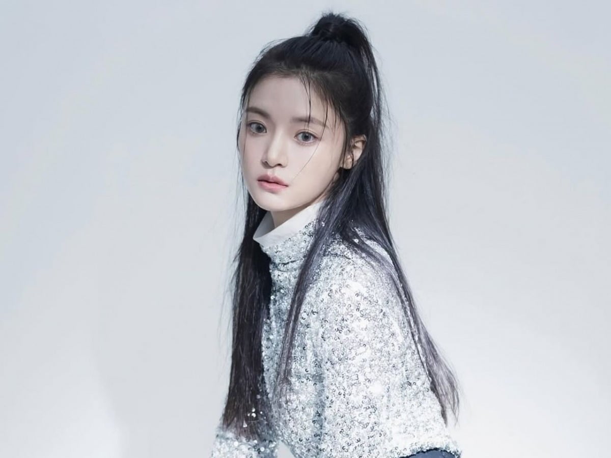 배우 고보결이 카메라를 응시한 채 포즈를 취하고 있다. / 사진=고보결 SNS