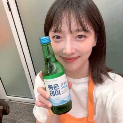 '승무원 출신' 표예진, 소주병 들어도 사랑스러워…러블리 미소에 팬들 '심쿵'
