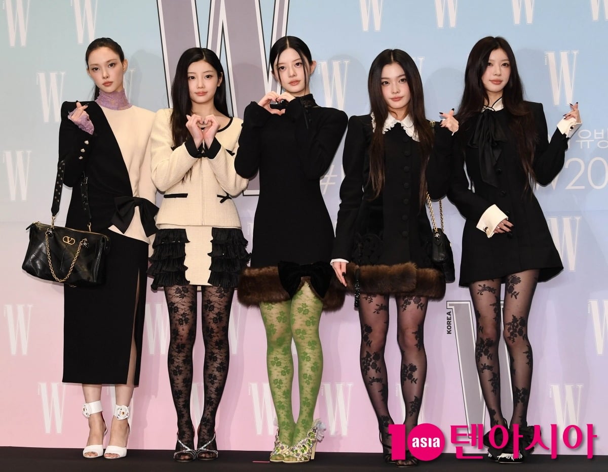 아일릿이 공식 행사에 참석해 포즈를 취하고 있다./사진=텐아시아DB