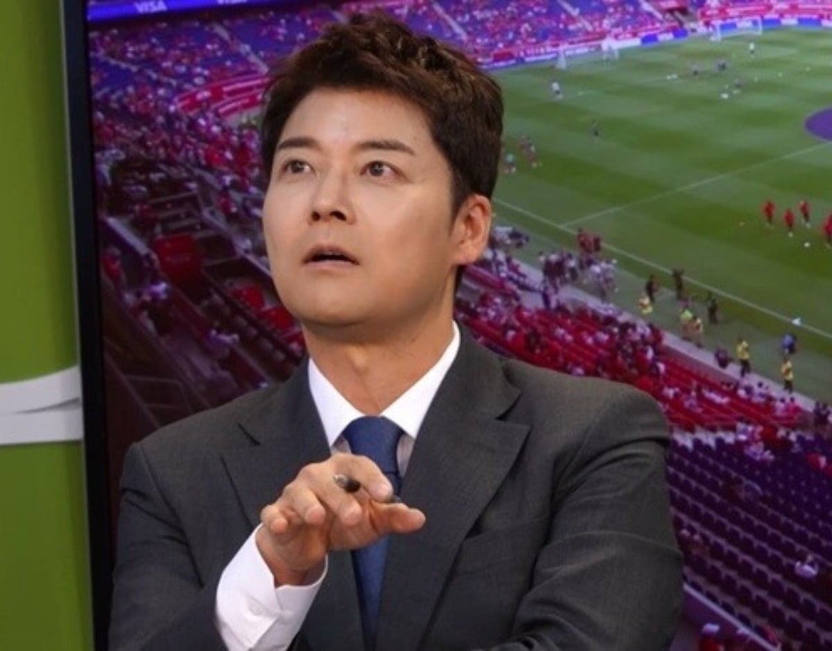 전현무가 생애 첫 축구 중계를 앞두고 강행군 중인 근황을 공개한다./사진제공=KBS2
