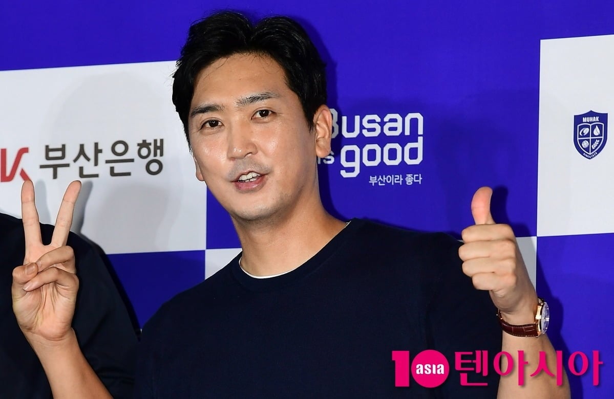 심수창이 행사에 참석해 '엄지 척' 포즈를 취하고 있다. / 사진=텐아시아DB