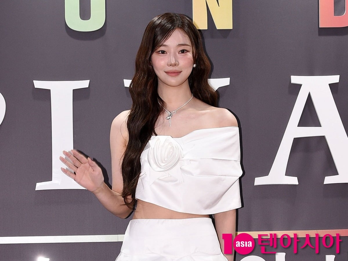 이시안이 행사에 참석해 손 인사를 하고 있다. / 사진=텐아시아DB