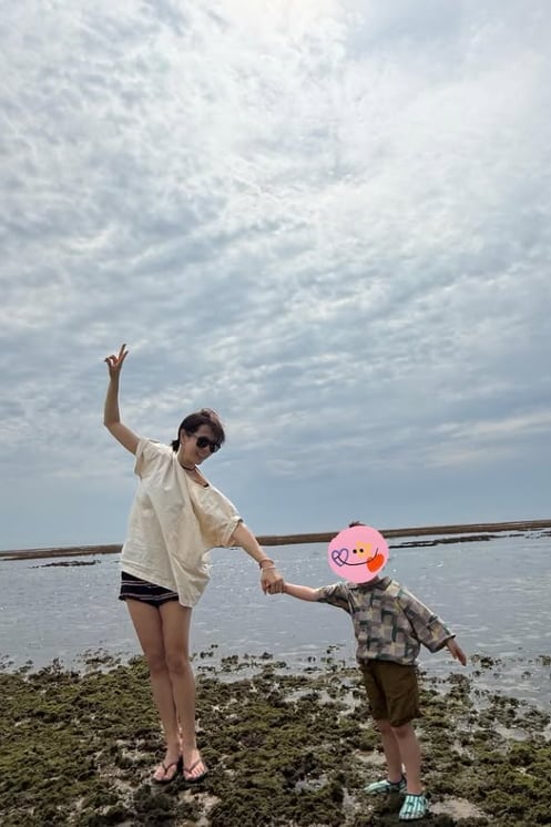 배우 손예진이 남편, 아들과 함께 떠난 해외여행에서 편안한 휴양지 패션을 선보였다./SNS