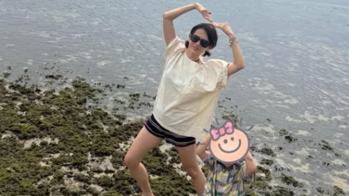 배우 손예진이 남편, 아들과 함께 떠난 해외여행에서 편안한 휴양지 패션을 선보였다./SNS