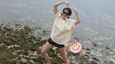 손예진, ♥현빈 옷 뺏어 입은 줄…38만원대 대왕 티셔츠로 편안함↑