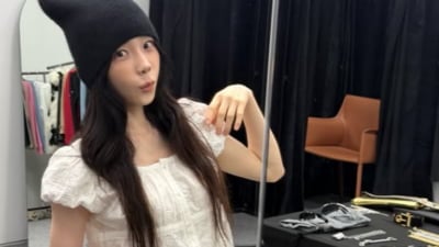 태연. 누가봐도 45kg 뼈말라네…캡소매가 팔뚝 커버까지