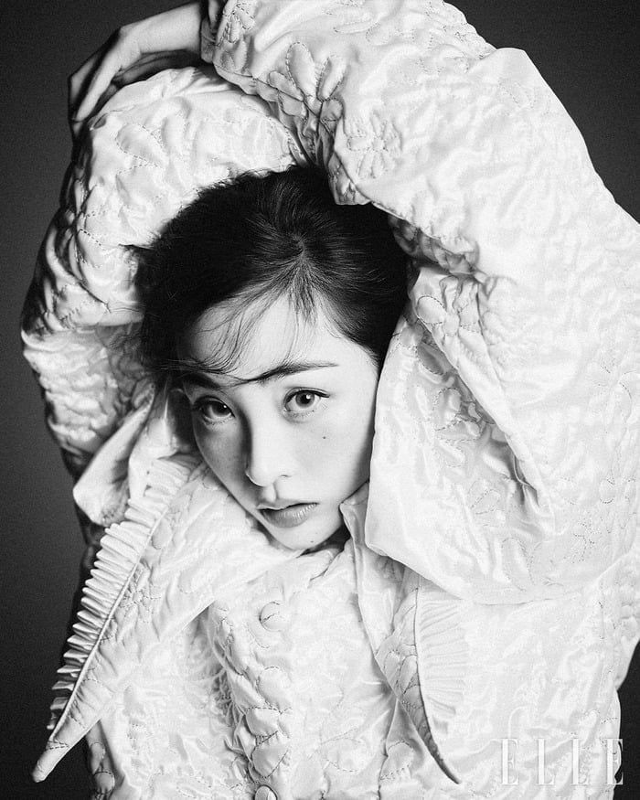 배우 김민하가 한층 성숙해진 분위기의 화보와 함께 근황을 전했다./사진제공=엘르 