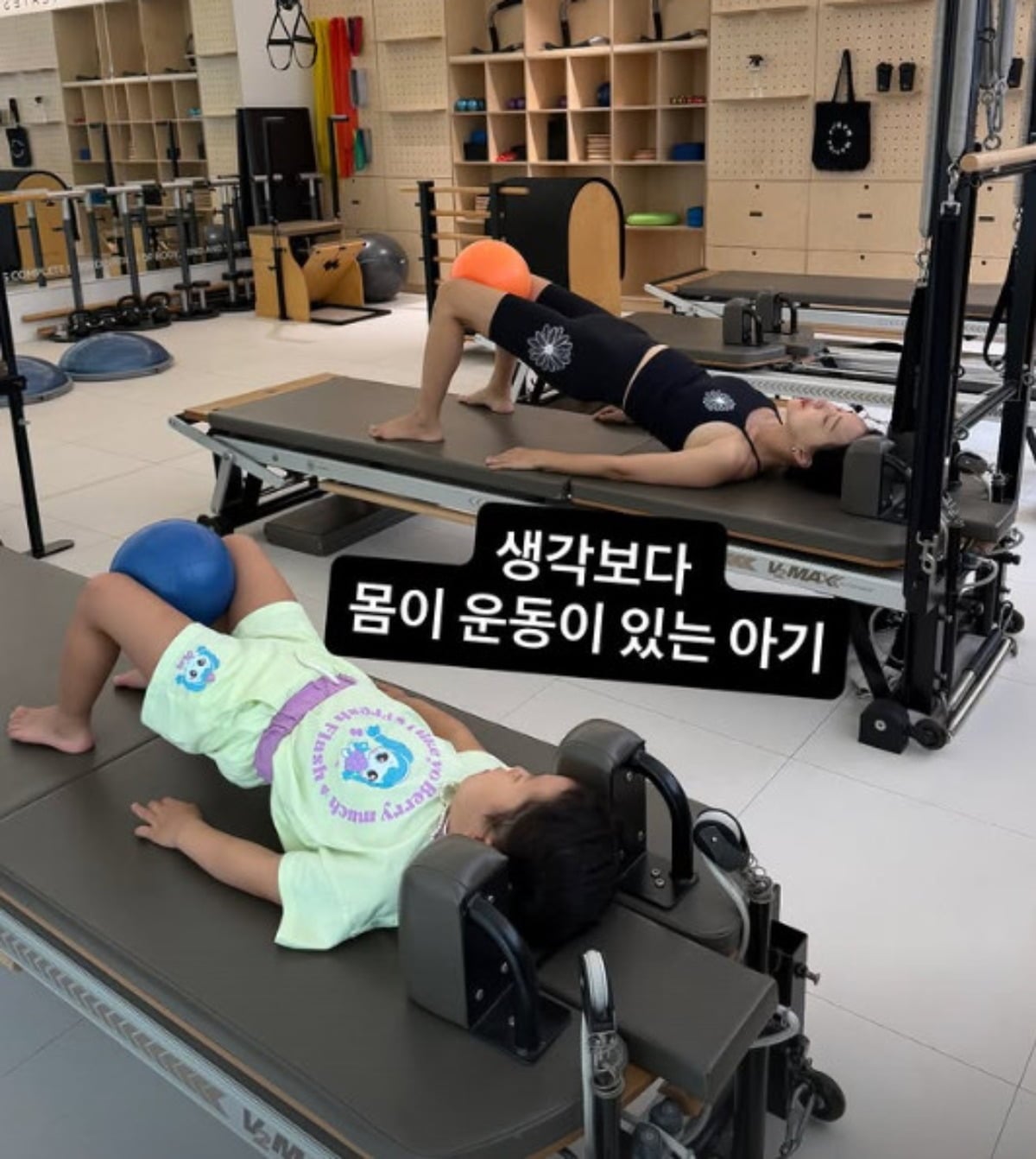 방송인 이지혜가 둘째 딸과 필라테스에 집중하고 있는 모습. / 사진=이지혜 SNS