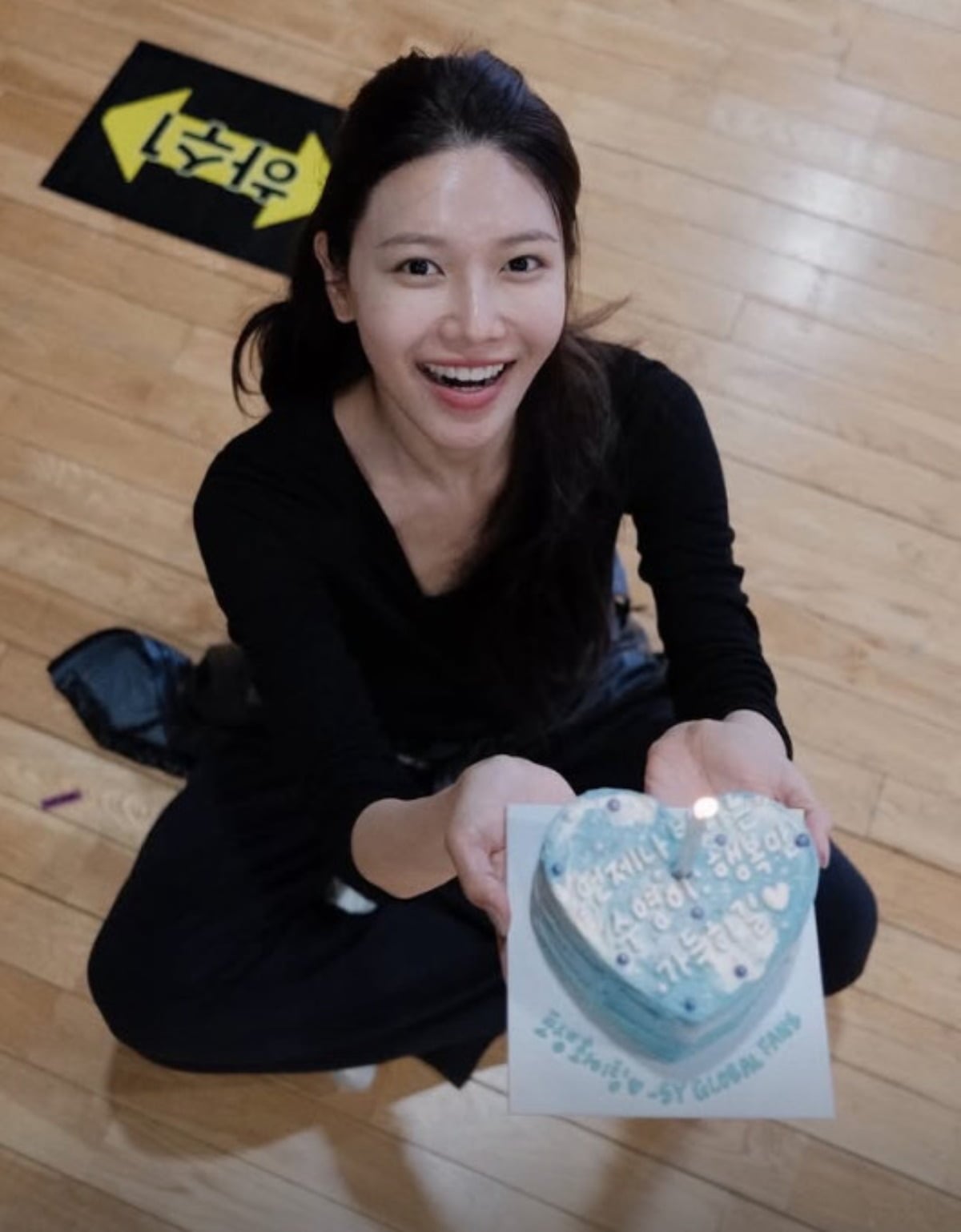 그룹 소녀시대 멤버이자 배우로 활동 중인 최수영이 해외 팬들의 조공에 환한 미소를 보이고 있다. / 사진=수영 SNS