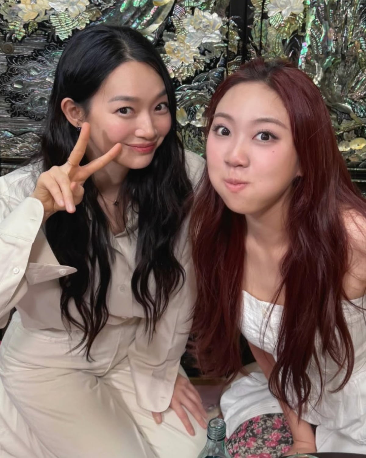 배우 신민아와 가수 이영지가 다정하게 포즈를 취하고 있다. / 사진=신민아 SNS
