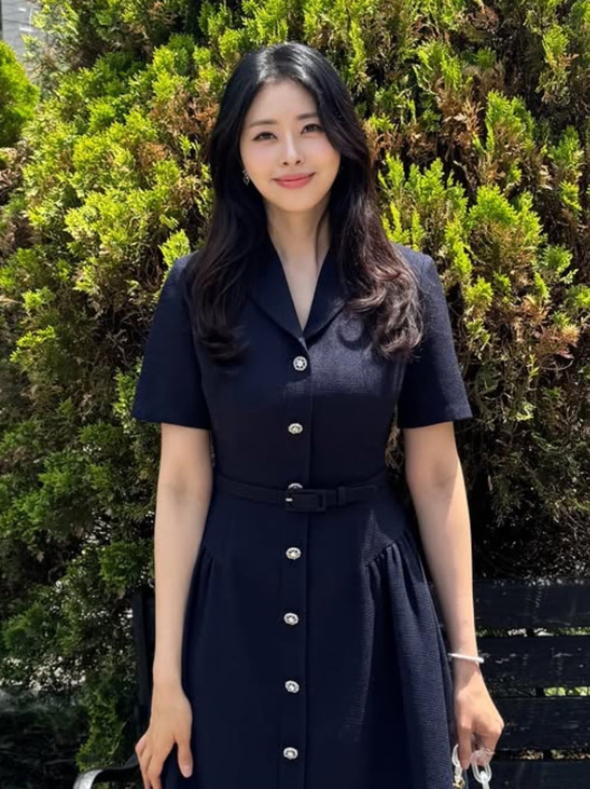 서동주가 하객룩을 선보이며 미소를 짓고 있다. / 사진=서동주 SNS