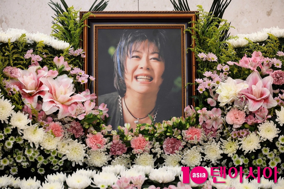 가수 옥희(본명 김광숙)의 빈소가 21일 오후 서울 송파구 서울아산병원 장례식장 22호에 마련됐다. 옥희는 20일 오후 암 투병 끝에 별세했다. 발인은 24일, 장지는 함백산 추모공원이다. / 사진=사진공동취재단