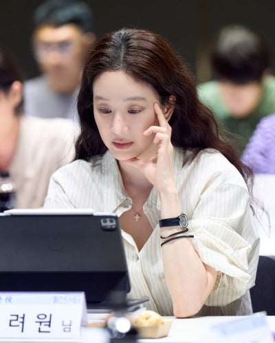 정려원, 벼랑 끝에 몰린 소아외과 교수…'퍼스트 닥터' 넷플릭스 제작 확정