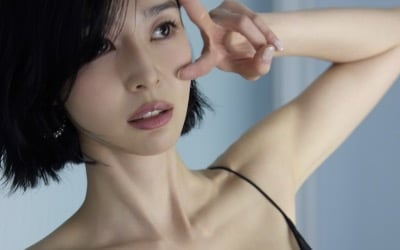 쇄골뼈가 훤히 보이네…'50kg' 권나라, 슬립 드레스 입고 물오른 고혹미