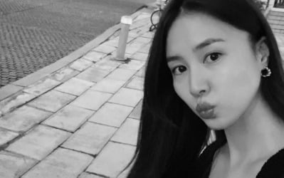 '남궁민♥' 진아름, 엄마 된다더니 분위기 달라졌네…흑백 셀카로 전한 근황