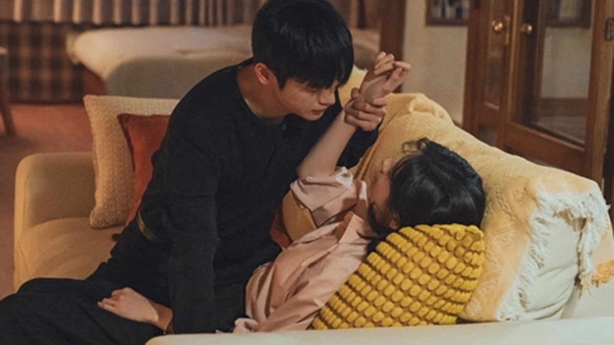 서인국, 박지현이 초밀착 눈맞춤을 한다./사진제공=tvN
