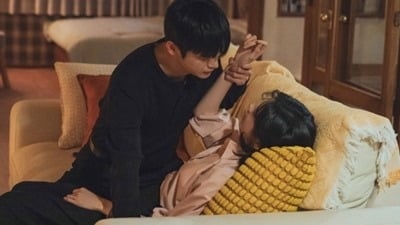 2회 만에 스킨십 터졌다…서인국♥박지현, 소파 위 초밀착 눈맞춤 ('내일도출근')