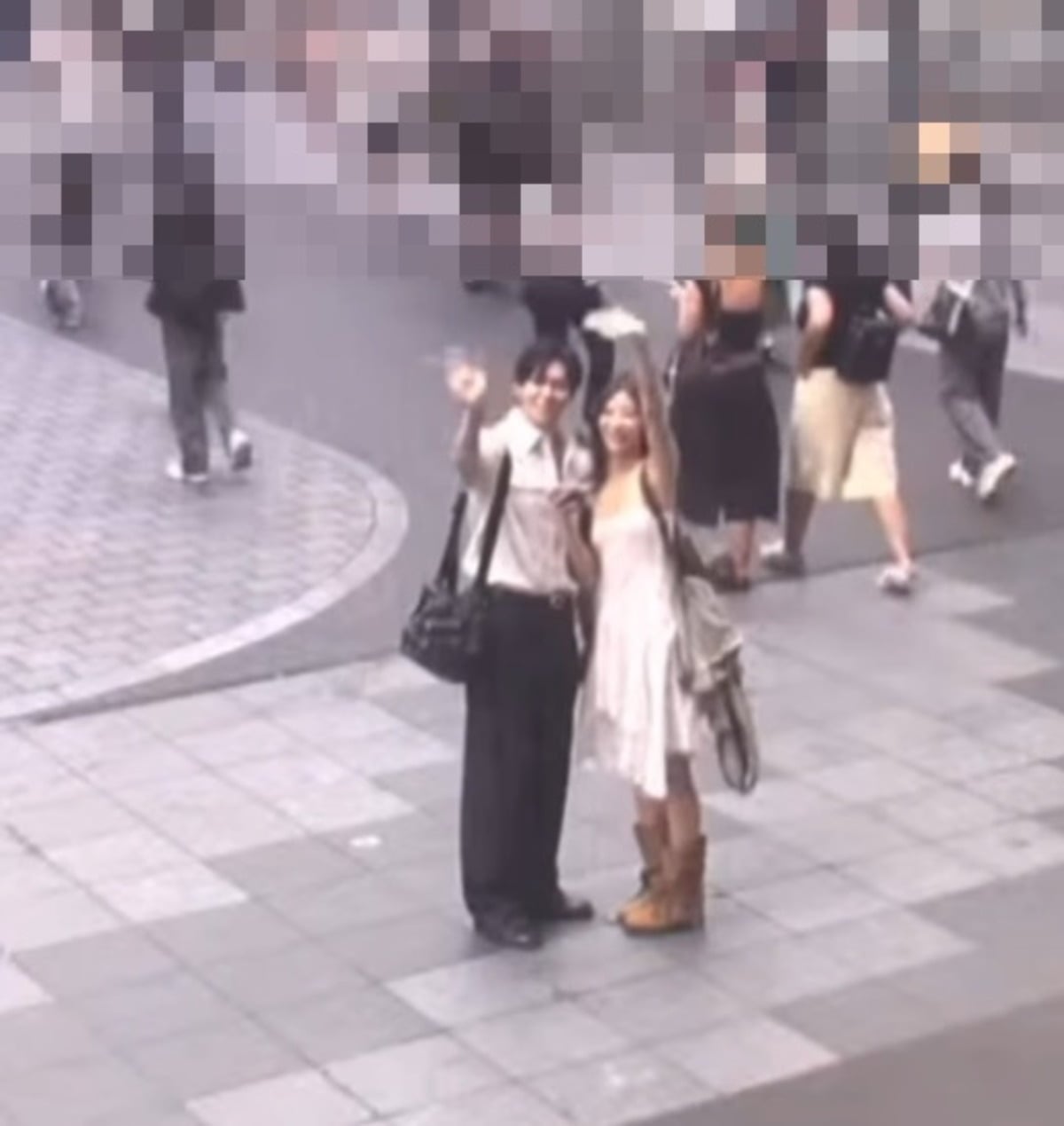 그룹 다이아 출신 기희현과 모델 이상윤이 일본 여행서 손을 흔들고 있다. / 사진=기희현 SNS
