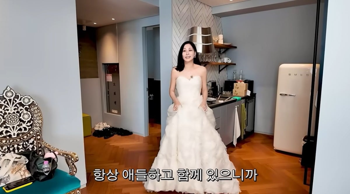 고소영이 결혼 16년 만에 웨딩드레스를 다시 입으며 당시를 떠올렸다./사진=고소영 유튜브 채널 화면 캡처