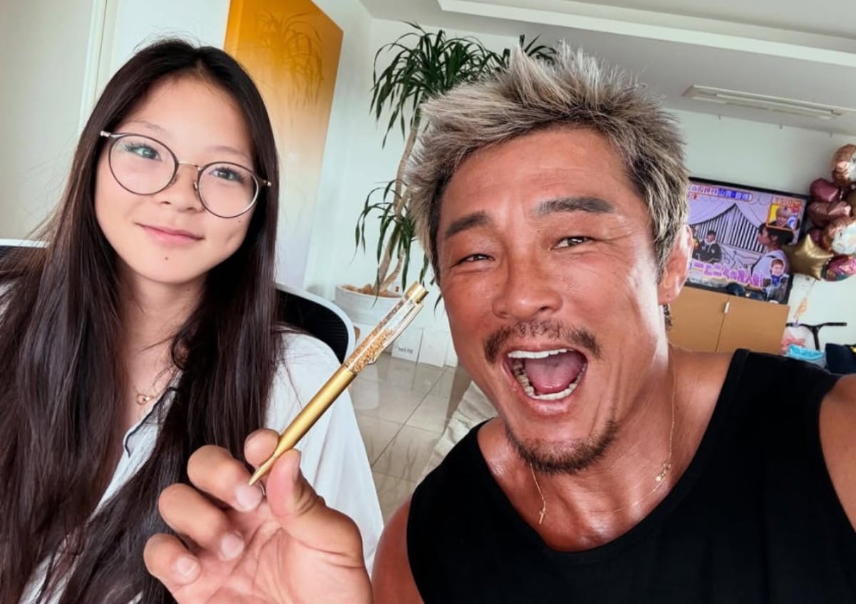 방송인 추성훈이 딸 사랑 양의 선물에 함박웃음을 보이고 있다. / 사진=추성훈 SNS
