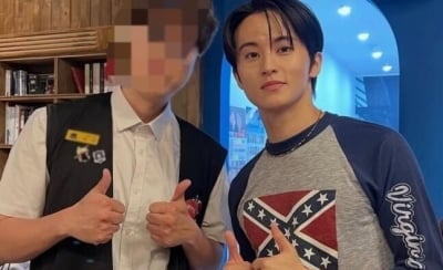 SM 떠나자마자 사고 치더니…'인종차별' 티셔츠 입은 마크 "깊이 반성"