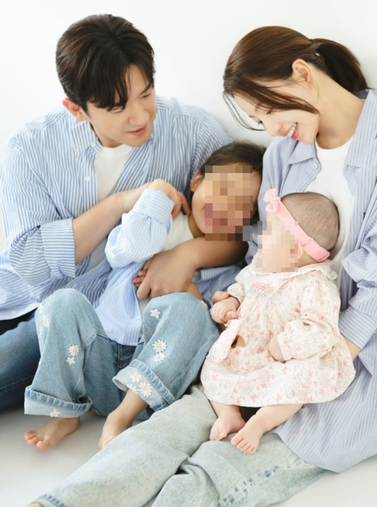 그룹 신화 멤버 이민우가 아내 그리고 두 딸과 함께 행복한 미소를 보이고 있다. / 사진=이민우 SNS