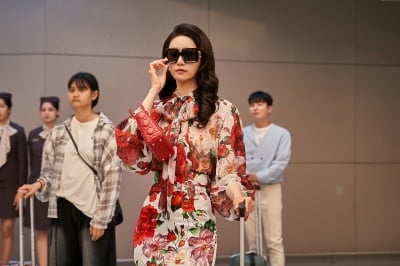 소녀시대 윤아, 윤경호 ♥아내 됐다…혹평 쏟아진 '남편들' 속 머리부터 발끝까지 과감한 스타일링