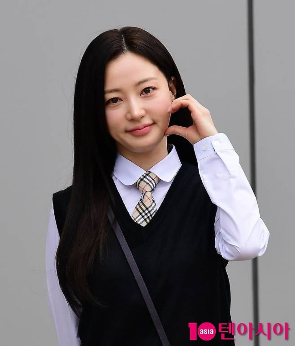 배우 송하윤이 녹화 출근에 앞서 취재진 앞에서 포즈를 취하고 있다. / 사진=텐아시아 DB