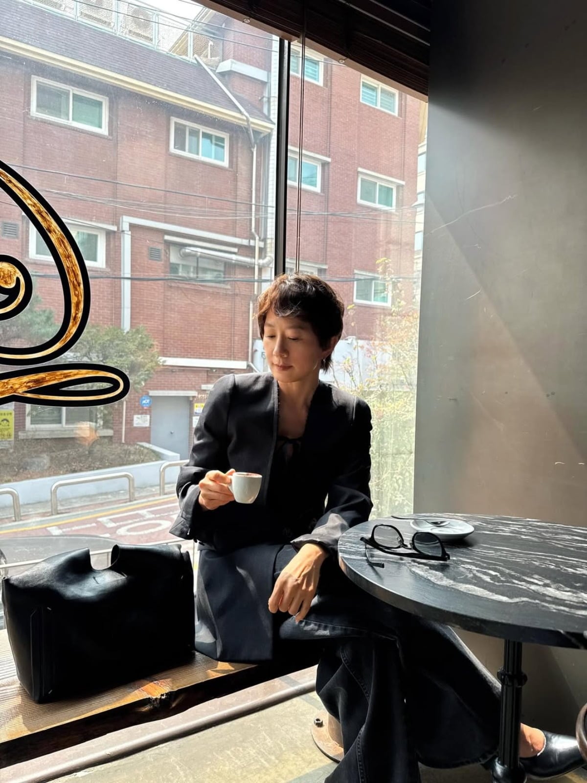 김희애가 카페에 앉아 있다. / 사진=김희애 SNS