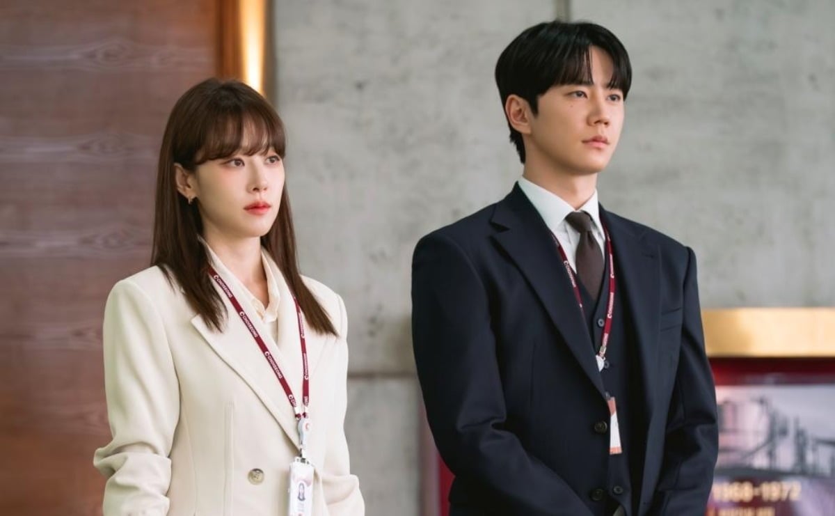 '신입사원 강회장'에서 인물들의 관계가 변화하고 있다. / 사진제공=SLL, 코퍼스코리아