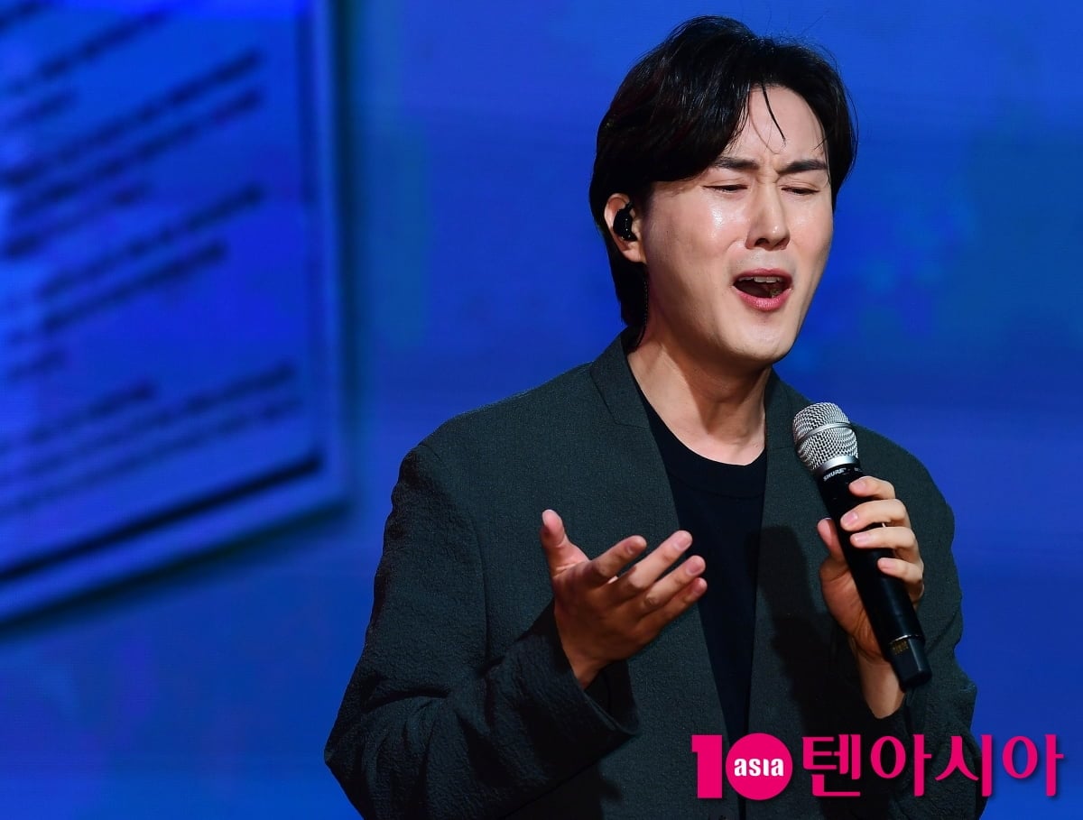 가수 신유가 열창하고 있다./텐아시아 DB