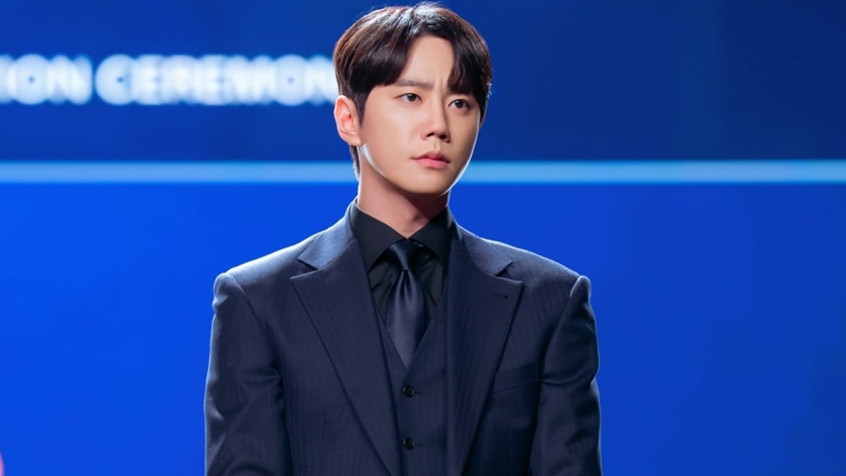 이준영이 전혜진 옆에 선다./사진 제공: SLL, 코퍼스코리아