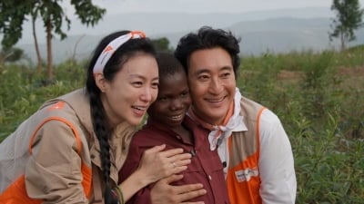 신현준, '♥띠동갑 첼리스트' 아내와 콩고 난민 위로…"꿈 못 꾸는 현실 마음 아파" ('바다건너')