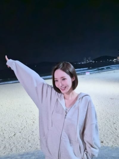 '40세' 박민영, 부산 밤바다 밝힌 청순 미소…후드 하나로 완성한 '여친룩'