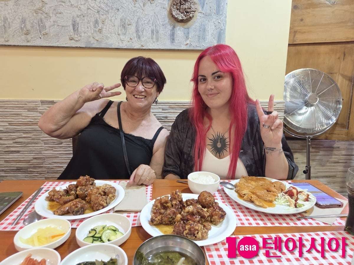 바르셀로나 출신 마리아(70)와 카디스 출신 미리암(26)/ 사진=김지원 기자 one@