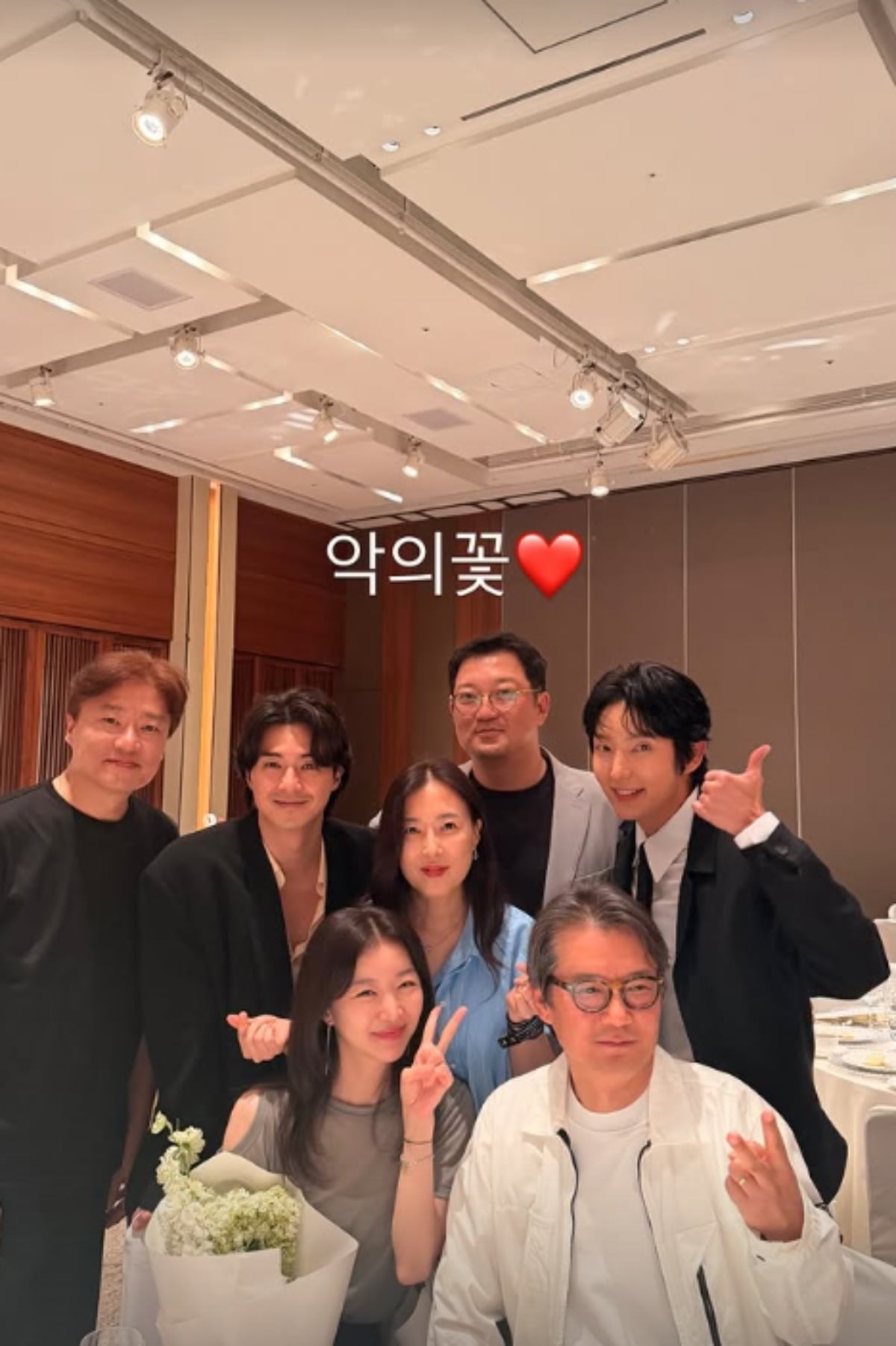 문채원의 결혼식에서 6년 만에 다시 뭉친 '악의 꽃' 팀의 모습이 공개됐다./사진=장희진 SNS