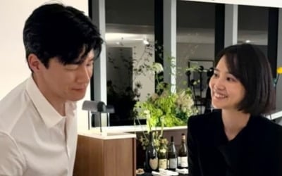 '김무열♥' 윤승아 눈에서 꿀 떨어지네…'참교육' 1위 케이크 불며 자축