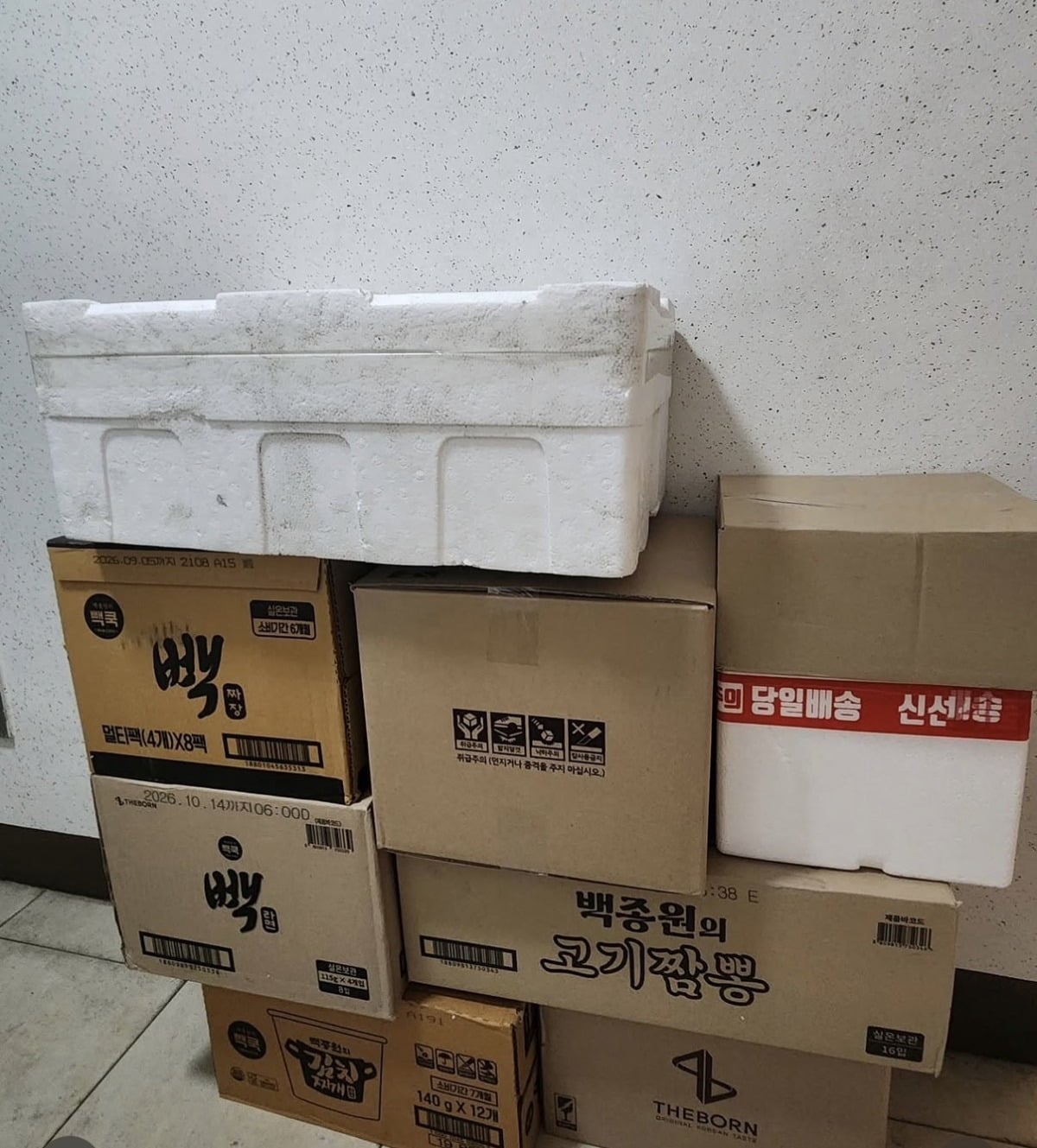 '배그부부' 남편 정환 씨가 백종원·소유진 부부로부터 받은 선물을 공개했다. / 사진='배그부부' 남편 인스타그램 캡처