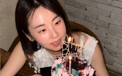 34살 맞아?…안소희, 생일 케이크 앞에서 안 믿기는 동안 미모