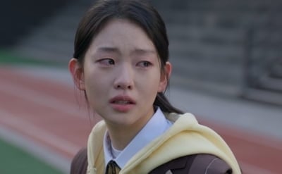 '소지섭 딸' 서수민, 데뷔 첫 작품이 '김부장'이었다…청초한 비주얼로 눈길
