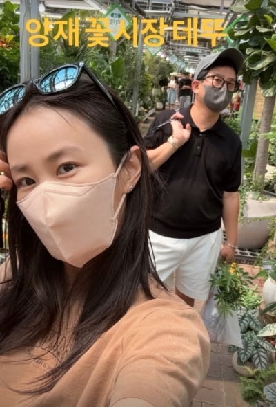 ♥김준호는 짐꾼인가…김지민, 혼자만 두 손 자유로운 '꽃시장 데이트'