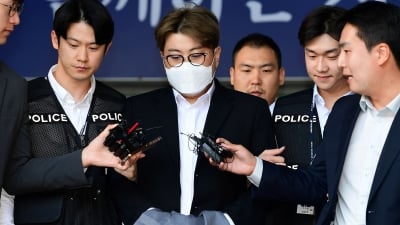 김호중, 5개월 앞당겨 가석방 출소…당분간 활동 재개 어려울 듯