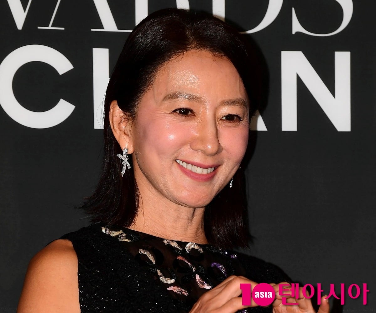 김희애가 공식 행사에 참석해 하트 포즈를 취하고 있다./사진=텐아시아DB