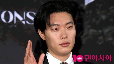 [공식] 송혜교 이어 류준열도 떠난다…UAA "계약 기간 만료"