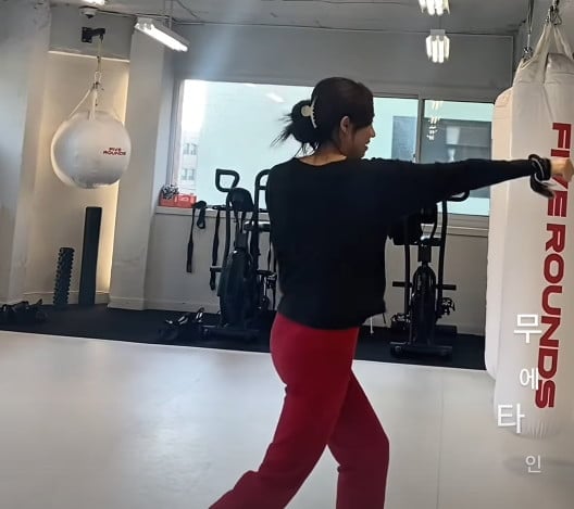 배우 공효진이 웃으며 운동에 집중하고 있다. / 사진=공효진 SNS