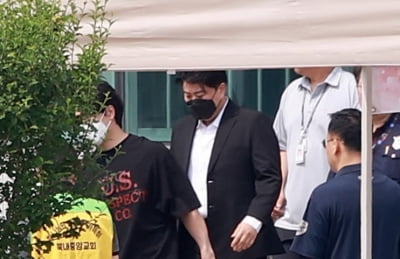 김호중, 5개월 앞당겨 가석방 출소…당분간 활동 재개 어려울 듯