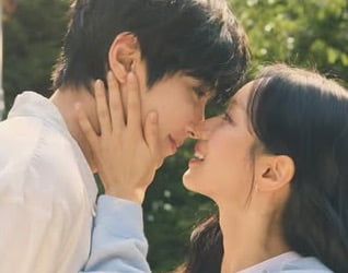 "벌써 연인 바이브"…혜리, 차기작 방영 2주 앞두고 '3세 연상' 황인엽과 초밀착 투샷 공개