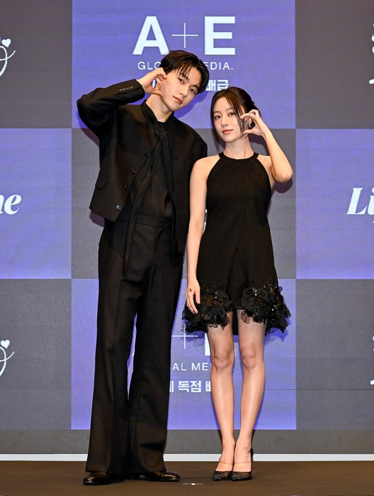 배우 김명수와 강민아가 '공감세포' 제작발표회에서 포즈를 취하고 있다. / 사진제공=라이프타임