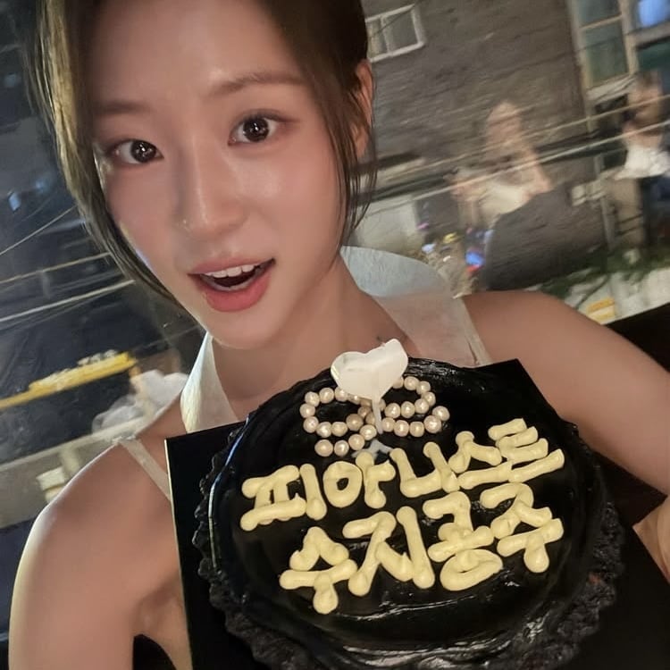 아일릿 원희는 안 왔나?…사촌언니, 피아니스트다운 고운 자태