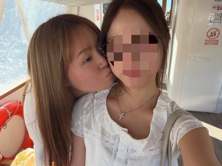 찰스엔터, 30년째 모쏠이라더니…친구와 다정한 볼뽀뽀